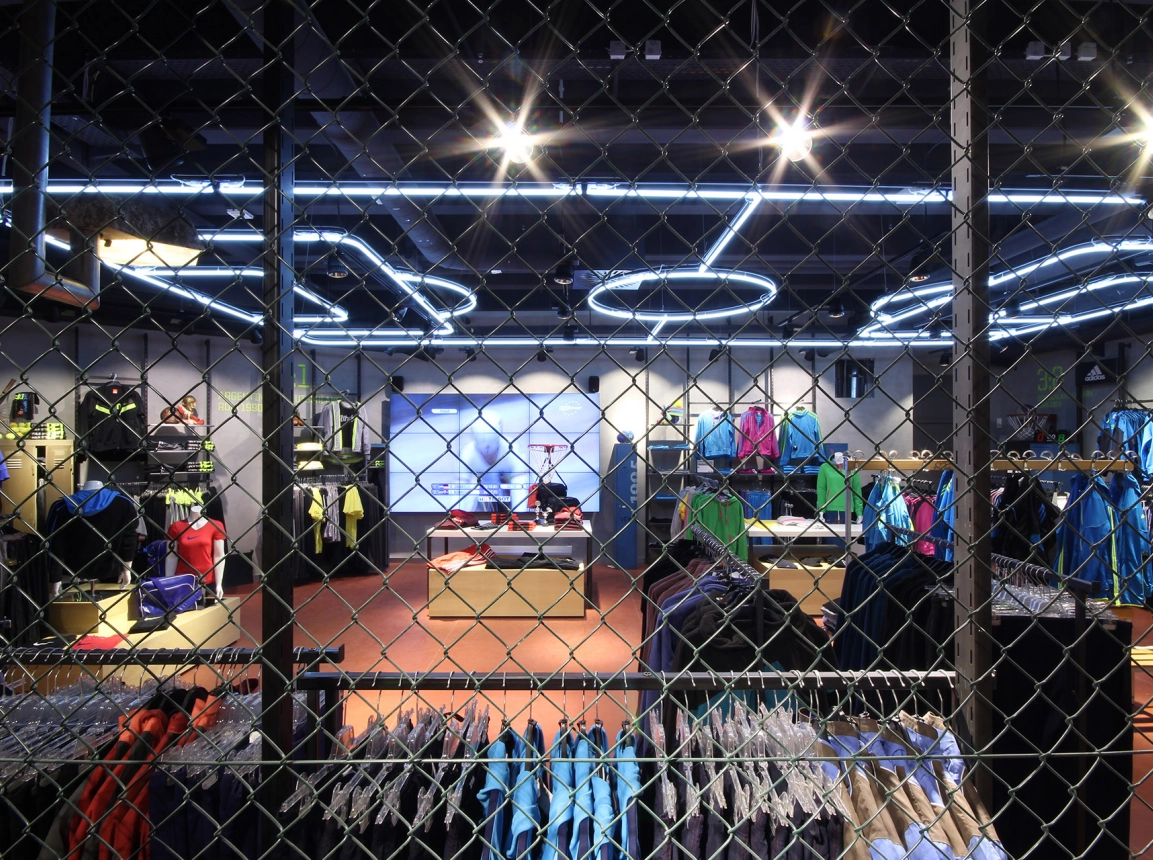 shopping centre - redesign from retail market - KÖ8 Köngen -  indoor - ceiling design - wire mesh fence