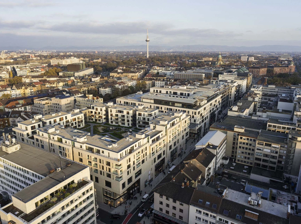 new construction - mixed used quarter - shopping gallery - restaurants - apartments - hotel - wellness and health facilities - offices - underground parking - Q 6 Q 7 Mannheim - Q6Q7 - area overview from top