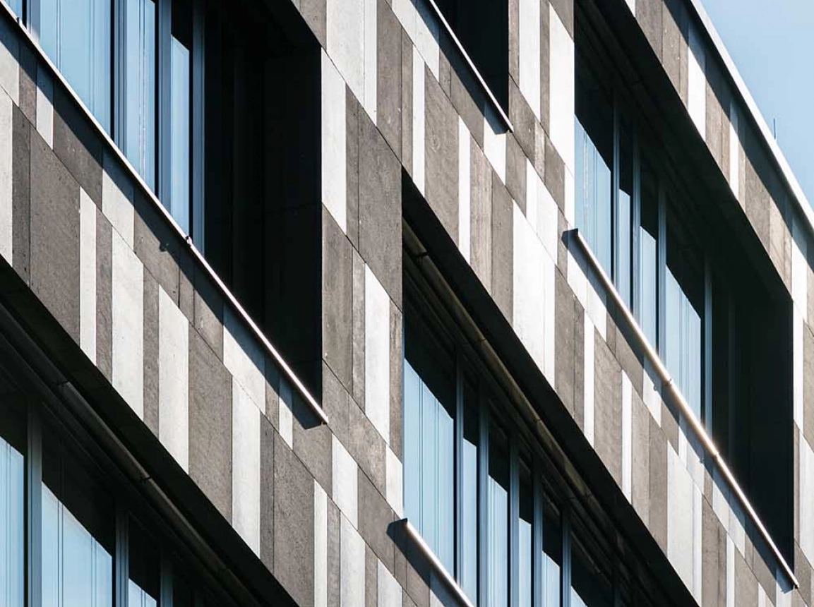 new construction - mixed used quarter - shopping gallery - restaurants - apartments - hotel - wellness and health facilities - offices - underground parking - Q 6 Q 7 Mannheim - Q6Q7 - facade structure - concrete patches in different shades