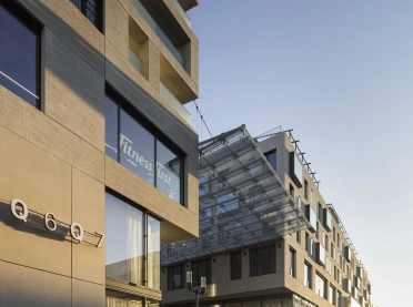 new construction - mixed used quarter - shopping gallery - restaurants - apartments - hotel - wellness and health facilities - offices - underground parking - Q 6 Q 7 Mannheim - Q6Q7 - evening light - view towards building passthrough - from street side