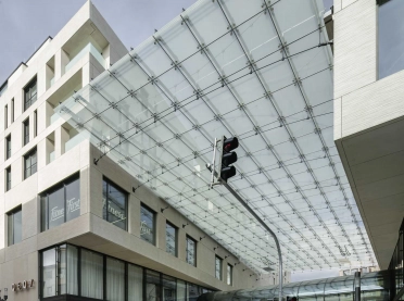new construction - mixed used quarter - shopping gallery - restaurants - apartments - hotel - wellness and health facilities - offices - underground parking - Q 6 Q 7 Mannheim - Q6Q7 - view from streetside - glass roof covered area