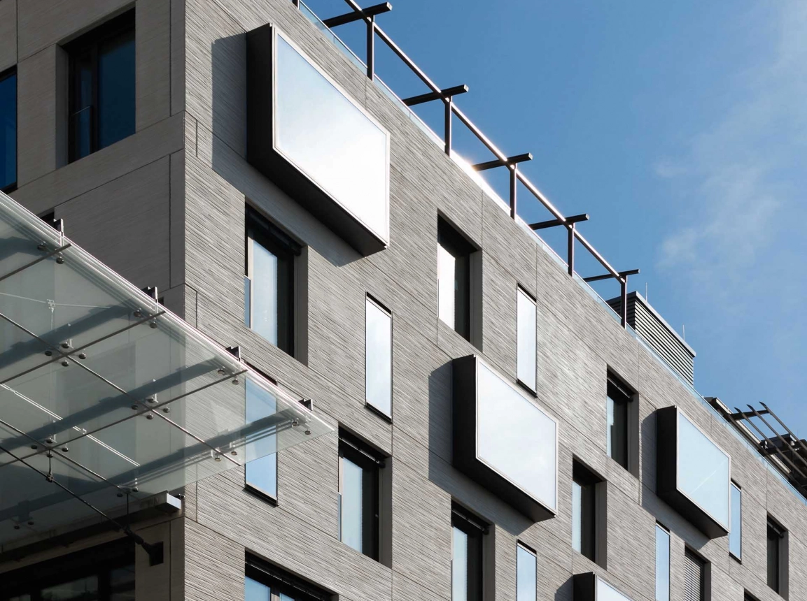 new construction - mixed used quarter - shopping gallery - restaurants - apartments - hotel - wellness and health facilities - offices - underground parking - Q 6 Q 7 Mannheim - Q6Q7 - facade structure - windows embedded and  protruding towards building wall