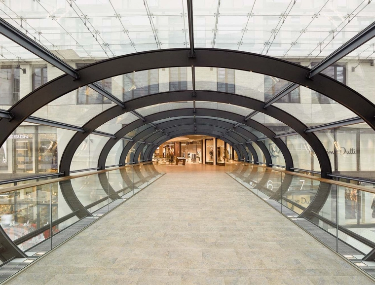 new construction - mixed used quarter - shopping gallery - restaurants - apartments - hotel - wellness and health facilities - offices - underground parking - Q 6 Q 7 Mannheim - Q6Q7 - inside view - glass connection bridge