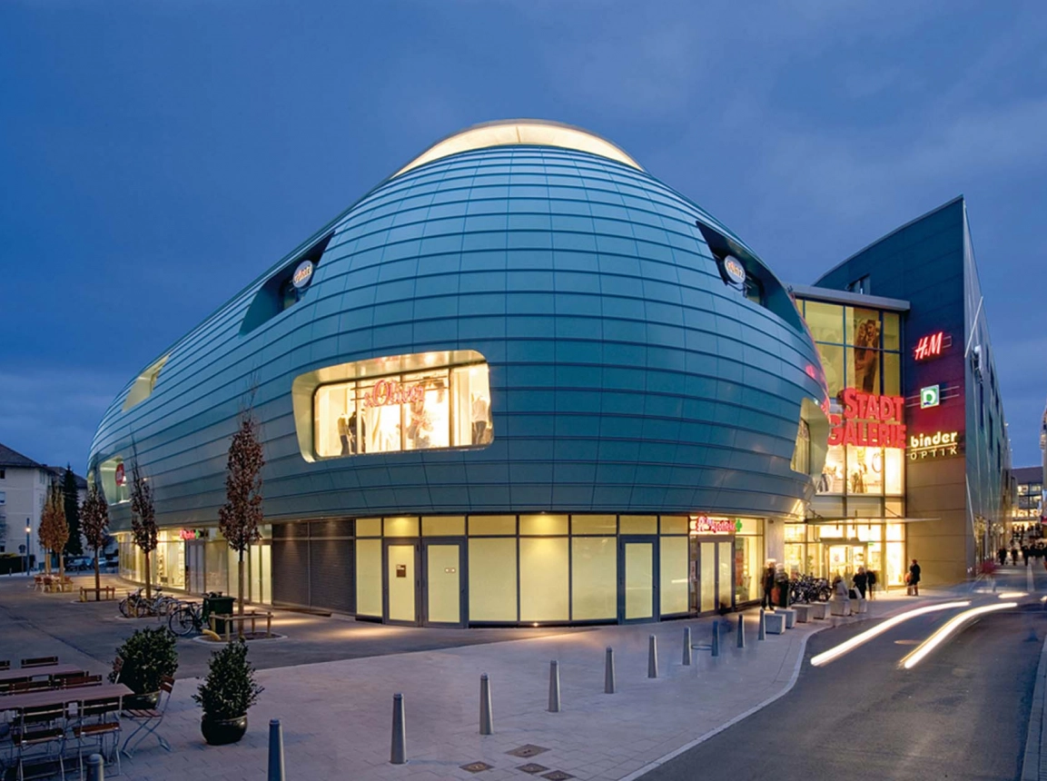 new construction - inner-city mall - competition - Stadtgalerie Heilbronn - outside facade view - roundly curved facade corner - grey fibre concrete panels